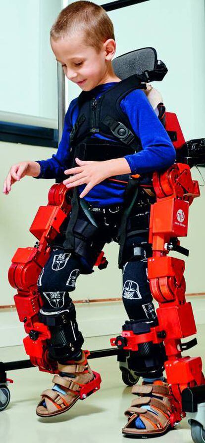 Jens, durante una prueba del exoesqueleto en la empresa Marsi Bionics.