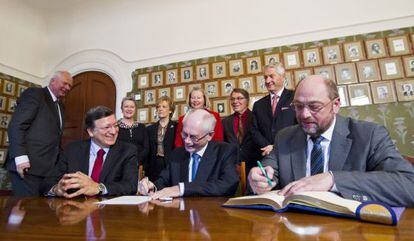 De izquierda a derecha, sentados en la mesa, el presidnete de la Comisi&oacute;n Europea, Jos&eacute; Manuel Durao Barroso, el presidente del Consejo Europeo, Herman Van Rompuy y el presidente del Parlamento Europeo, Martin Schulz.