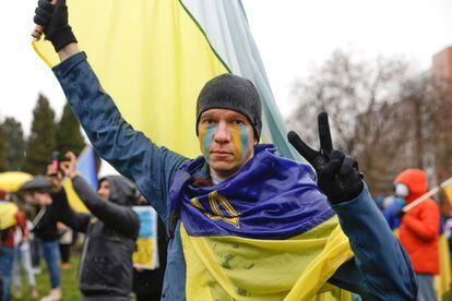 Un manifestante durante su apoyo a Ucrania en Washington (EE UU).