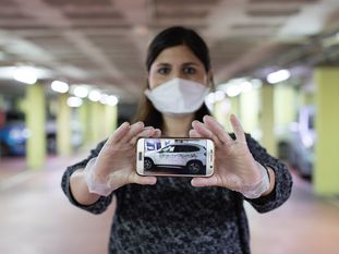 La ginecóloga Silvana Bonino, de Barcelona, denuncia ante los Mossos d'Esquadra una pintada en su coche particular en la que se la tildaba de "rata contagiosa". En vídeo, Bonino explica cómo encontró la pintada en su coche. 