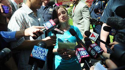 Beth Berry, hermana de Amanda, durante la rueda de prensa.