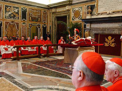 Cardenales, ante el cuerpo del fallecido papa Juan Pablo II