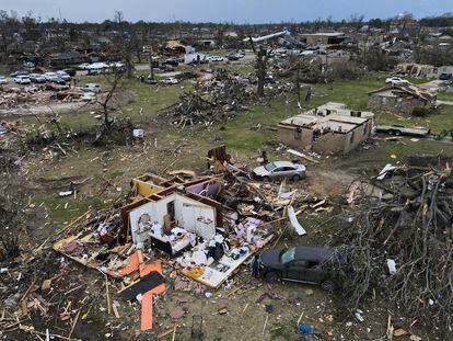 Escombros esparcidos sobre casas dañadas por tornados en Mississippi, en marzo de 2023.