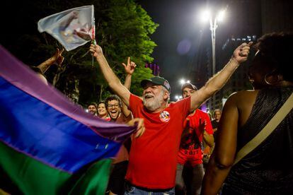 Un partidario de Lula festeja en sobre la avenida Paulista.