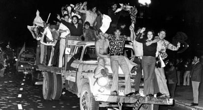 Ciudadanos argentinos celebran la victoria electoral de Perón en 1973.