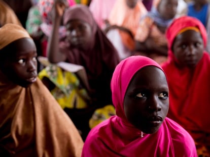 Niñas en clase durante una visita al campo de desplazados de Malkohi, en Yola (Nigeria), de la embajadora de Naciones Unidas Samantha Power el 22 de abril, 2016. (AP Photo/Andrew Harnik)