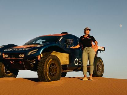 Laia Sanz posa con el 'buggy' con el que correrá el Dakar 2024 en una de las dunas más altas del Sáhara marroquí.
