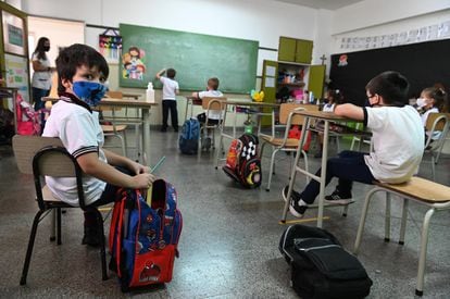 Los niños de un colegio de Rosario, Argentina, asisten a clase con mascarilla el 15 de marzo de 2021, después de casi un año sin poder ir a la escuela de forma presencial.