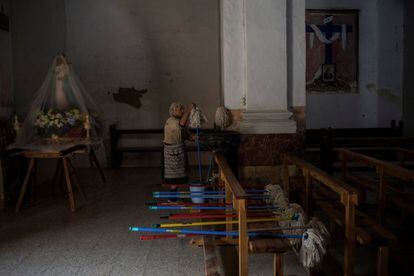 Los residentes comenzaron a abandonar estas ciudades y pueblos rurales para buscar trabajo en las ciudades cuando la guerra civil terminó en 1939, dejando atrás un área dos veces más grande que Bélgica, que se convertirá en la menos poblada de la Unión Europea. En la imagen, Sinforosa comprueba la fregona de la iglesia días antes del peregrinaje en La Estrella, el 23 de mayo de 2018.