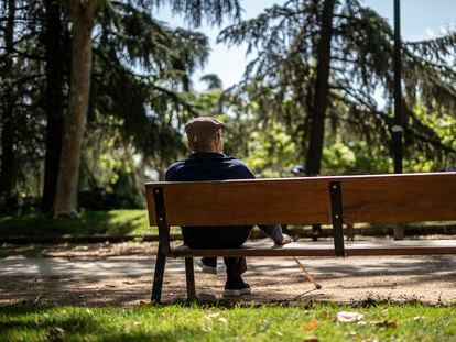 DVD 1056 (03-06-21)Un hombre mayor sentado solo en un banco del parque Caramuel, en el barrio de Puerta del Angel, Madrid. Foto: Olmo Calvo
