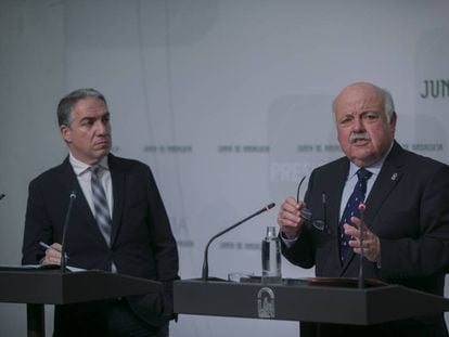 El coordinador general del PP, Elías Bendodo, y el presidente del Parlamento andaluz, Jesús Aguirre, en 2019.
