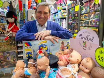 Fernando Echarri Recuero, dueño de la juguetería Saraús dentro de su tienda en la calle Atocha en Madrid