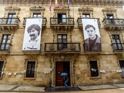 Vista de la fachada del Ayuntamiento de Ermua, en la que cuelgan fotografías de Miguel Ángel Blanco, asesinado en 1997, a la derecha, y de Sotero Mazo, asesinado en 1980, este miércoles.
