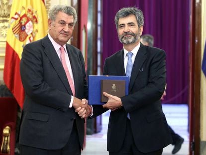 Carlos Lesmes (d) entrega a Jesús Posada las memorias anuales del Consejo General del Poder Judicial y del Tribunal Supremo de 2014 el pasado octubre.