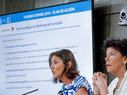 La ministra de Industria, Comercio y Turismo en funciones, Reyes Maroto, e Isabel Celaá, portavoz del Gobierno.