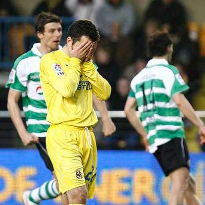 Rossi se lamenta tras fallar el penalti.