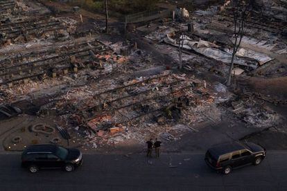 Bomberos recorren Bear Lakes Estates un vecindario que quedó devastado por el incendio en Phoenix, Oregón.