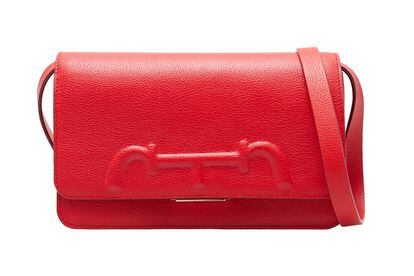 En el característico rojo de la casa neoyorquina y las medidas precisas para llevar lo indispensable, el shoulder bag de la colección Victoria Insignia es discreto pero no pasa desapercibido. El mejor amigo de las mujeres decididas y prácticas.