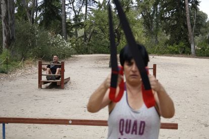 Marga Orozco y otro hombre hacen ejercicio en el Parque de la Quinta de los Molinos de Madrid. 