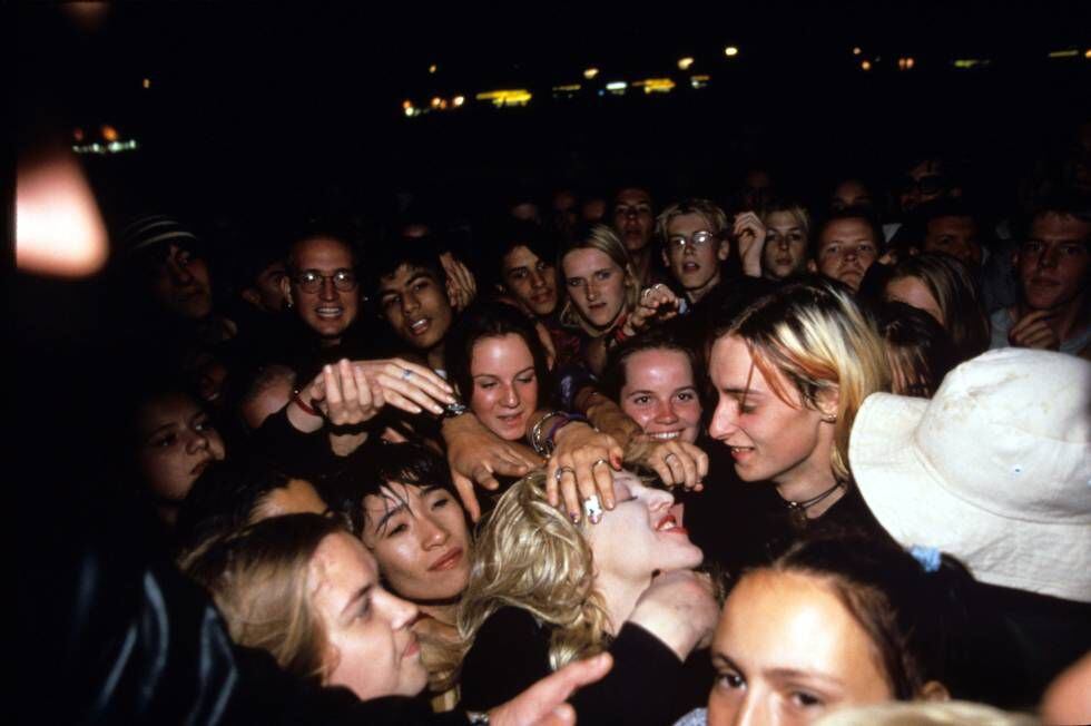 La cantante rodeada por los espectadores en el Reading Festival de Inglaterra en 1995.