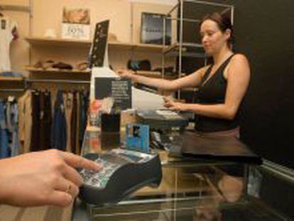 Una cliente paga con tarjeta de cr&eacute;dito en un establecimiento