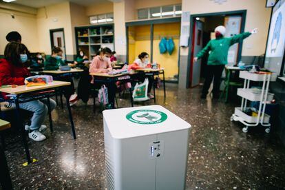 Un aula del colegio público San Luis, en Buñol (Valencia), con uno de los 8.000 purificadores de aire que ha comprado la Generalitat valenciana.