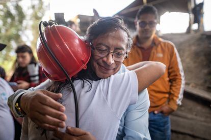 Gustavo Petro abraza a una de las trabajadoras de la mina de carbón El Pino, después de hablar sobre la transición energética, el 6 de Junio de 2022.