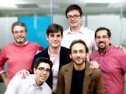 A la izquierda y de pie, Antonio Quir&oacute;s, vicepresidente y confundador de Bq, junto al resto de integrantes del equipo gestor.