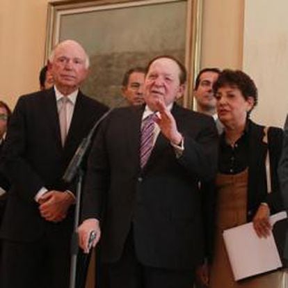 Sheldon Adelson junto el consejero delegado de Las Vegas Sand, Michael Leven, y el presidente de la Comunidad de Madrid, Ignacio González