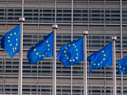 Banderas de la UE frente a la sede de la Comisión Europea.