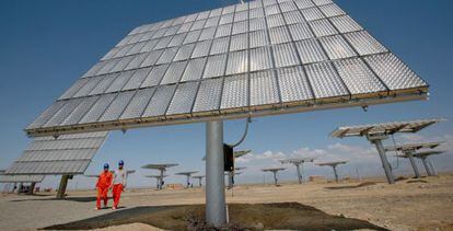 Trabajadores chinos instalan paneles solares en la regi&oacute;n de Xinjiang