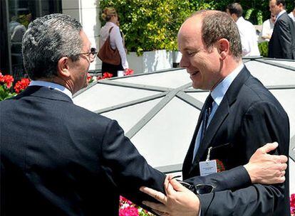 Alberto Ruiz-Gallardón saluda al príncipe Alberto de Mónaco en Lausana.