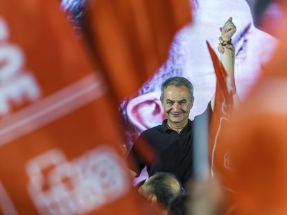 El expresidente del Gobierno, José Luis Rodríguez Zapatero, durante el acto de cierre de campaña que los socialistas han celebrado hoy viernes en la localidad sevillana de La Rinconada.