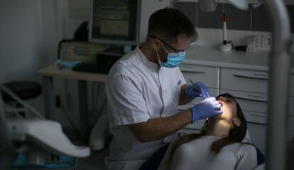 Una pacient a la consulta d'un dentista.