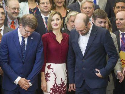 La reina Letizia y el presidente de la Xunta de Galicia, Alberto Núñez Feijóo rodeados de directores del Instituto Cervantes.