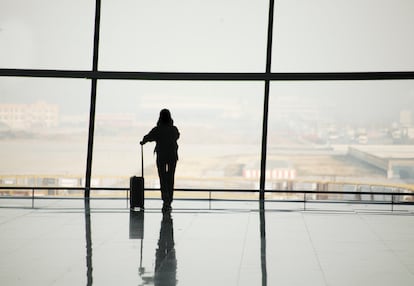 Una pasajera en un aeropuerto.  