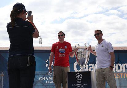 Dos aficionados se fotografían junto a la Copa de la Champiosn en Lisboa. 