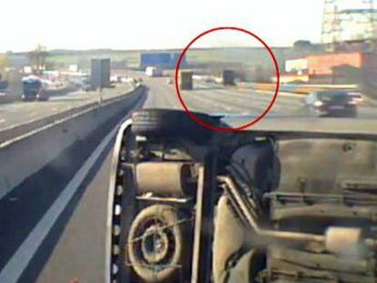 Una cámara graba el vuelco de una furgoneta en la autopista en Barcelona; su conductor resultó ileso.