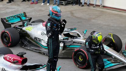 George Russell y Lewis Hamilton celebran después de conseguir los primeros puestos la clasificación en el GP de Brasil este sábado.