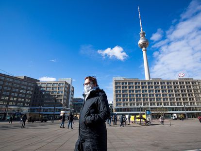 Una mujer pasea por el centro de Berlín el martes.