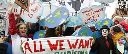 Grups ecologistes es manifestaven aquest dissabte a París, durant l'última jornada del Cimera del Clima.