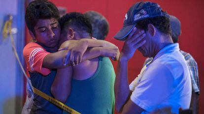 Varias personas se abrazan después de un tiroteo que causó 23 muertos en un bar en Veracruz (México) el pasado agosto.