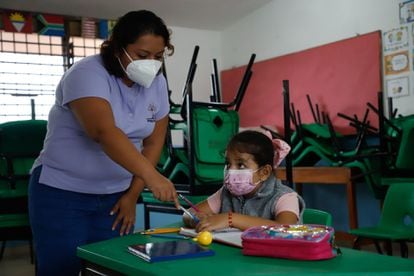 Maestra al inicio del ciclo escolar 2021-2022 en la escuela primaria "Raquel Dzib Cicero" en Mérida, Yucatán.
