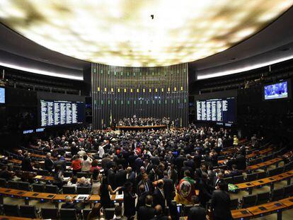El pleno de la Cámara de los Diputados está abarrotado para la sesión de votación del impeachment de Dilma Rousseff. La sesión comenzó con discusiones, insultos y hostilidad entre los diputados. 
