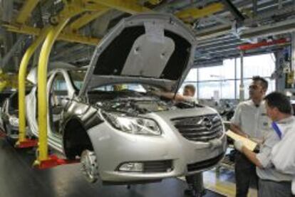 Trabajadores en la fábrica de Opel en Figueruelas (Zaragoza)