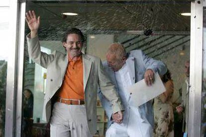 Emilio Menéndez (izquierda) y Carlos Baturín reciben una lluvia de arroz a la salida del Ayuntamiento de Tres Cantos después de casarse.
