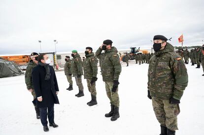 The Spanish Minister of Foreign Affairs, José Manuel Albares, reviews the Spanish military at the Adazi base (Latvia).