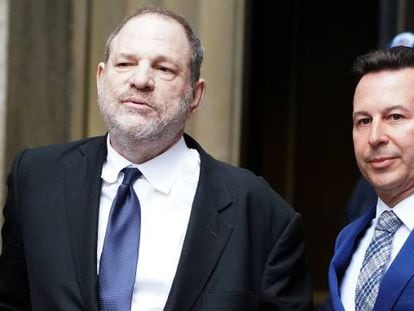 Harvey Weinstein, tras prestar declaraci&oacute;n ante el juez, en abril pasado. 