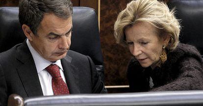 Zapatero conversa con Salgado, durante el debate monográfico en el Congreso sobre el paro.
