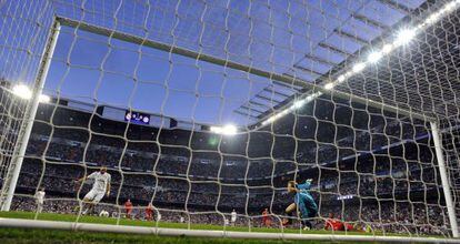 Benzema marca el gol del Madrid.